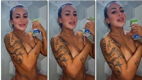 Vanessa Santana tomando banho pelada e se exibindo bem gostosa
